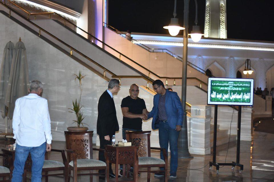 الهضبة ودينا الشربيني وإلهام شاهين ولطفي في عزاء والد حمادة إسماعيل