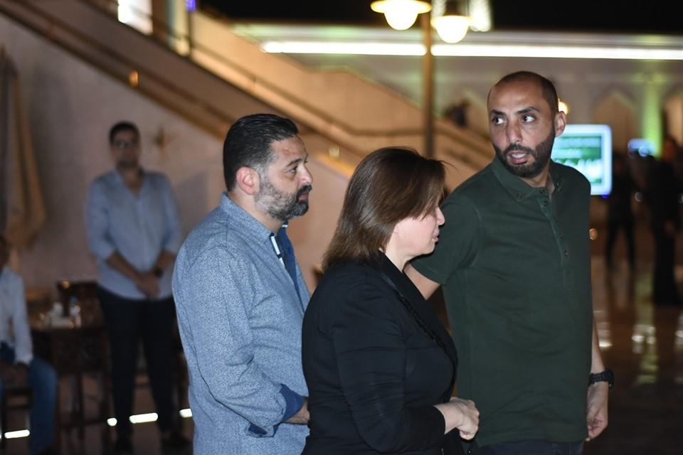 الهضبة ودينا الشربيني وإلهام شاهين ولطفي في عزاء والد حمادة إسماعيل