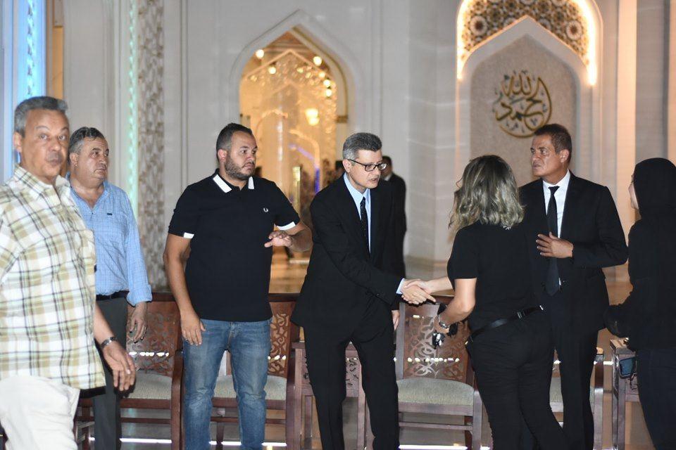 الهضبة ودينا الشربيني وإلهام شاهين ولطفي في عزاء والد حمادة إسماعيل