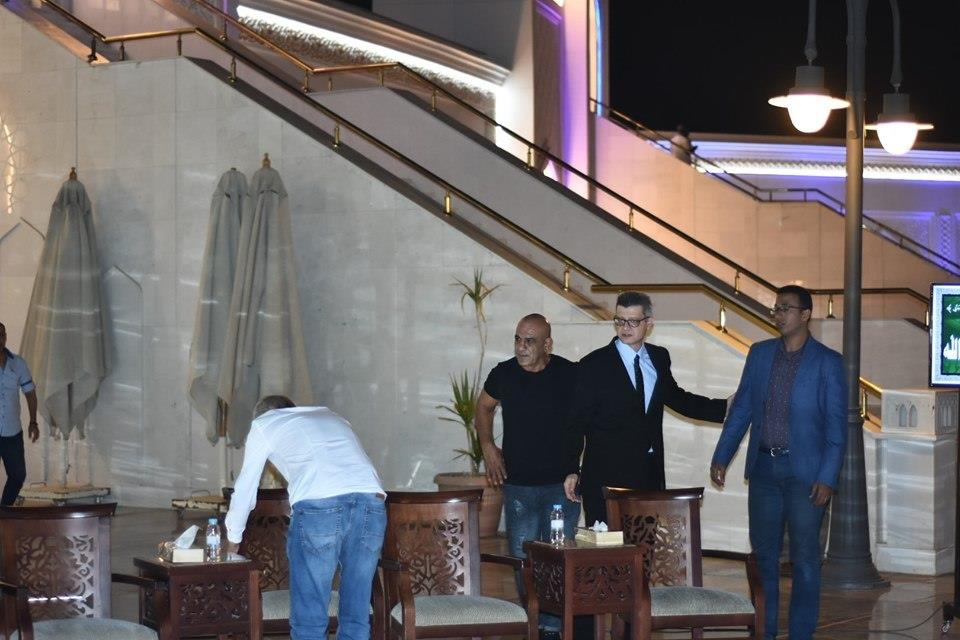 الهضبة ودينا الشربيني وإلهام شاهين ولطفي في عزاء والد حمادة إسماعيل