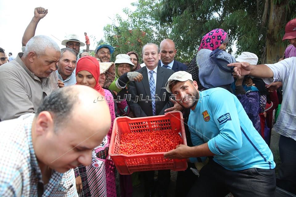اهالى كفر الشيخ يعترضون سيارة المحافظ ليشاركهم فى جنى الفلفل الاحمر
