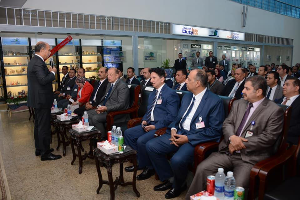 وزير الطيران يتفقد مطار سوهاج ويجتمع بالعاملين 