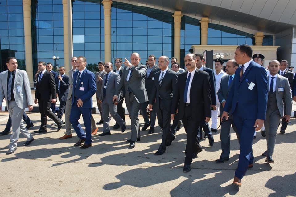 وزير الطيران يتفقد مطار سوهاج ويجتمع بالعاملين 