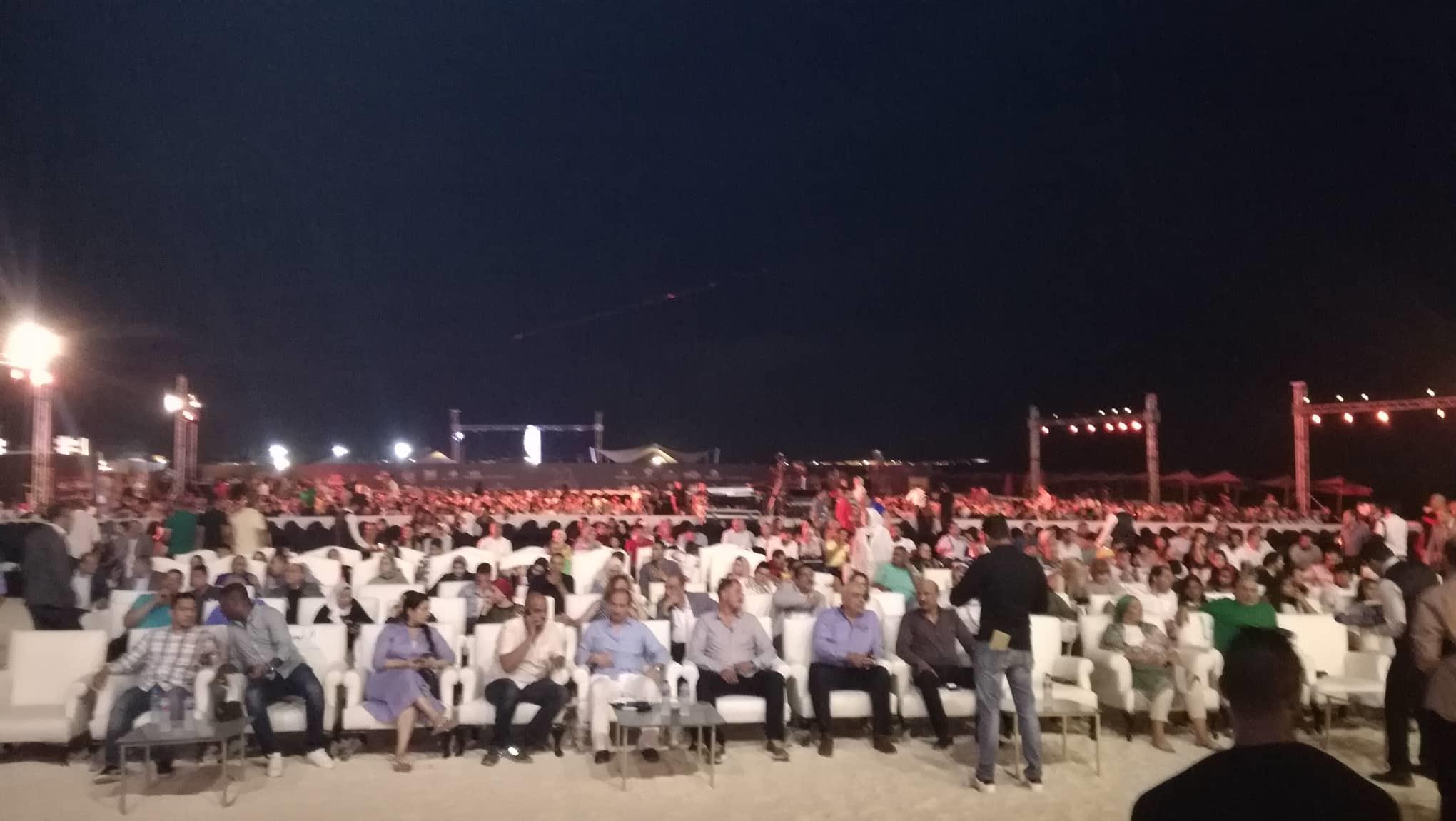 بالصور| بدء توافد الجمهور علي حفل صابر الرباعي بالساحل الشمالي
