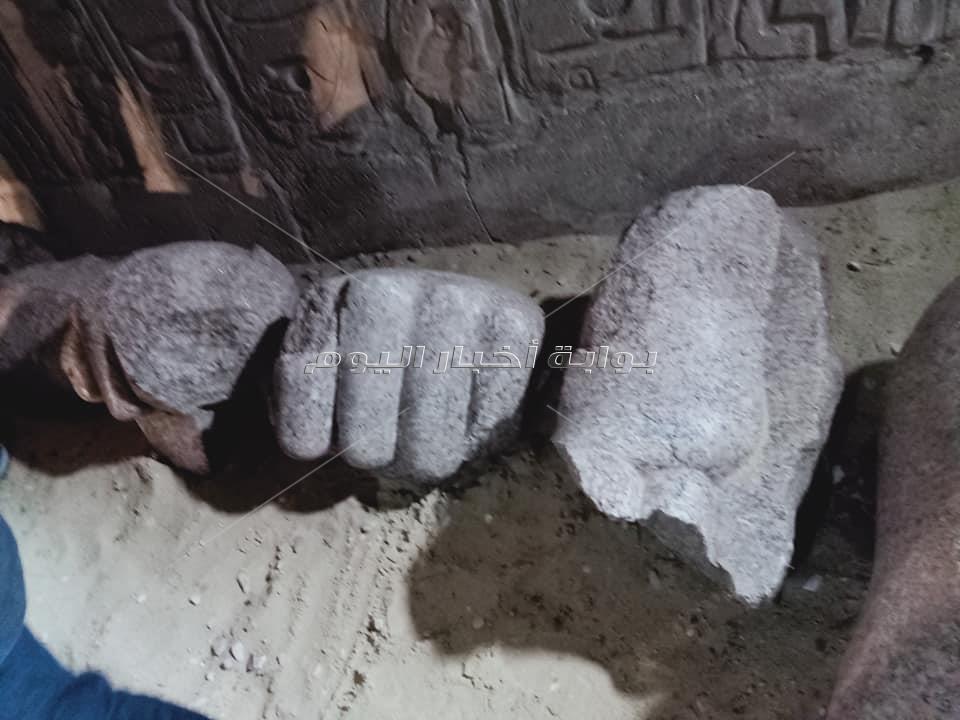 قطع تمثال امنحتب قبل ترميمه
