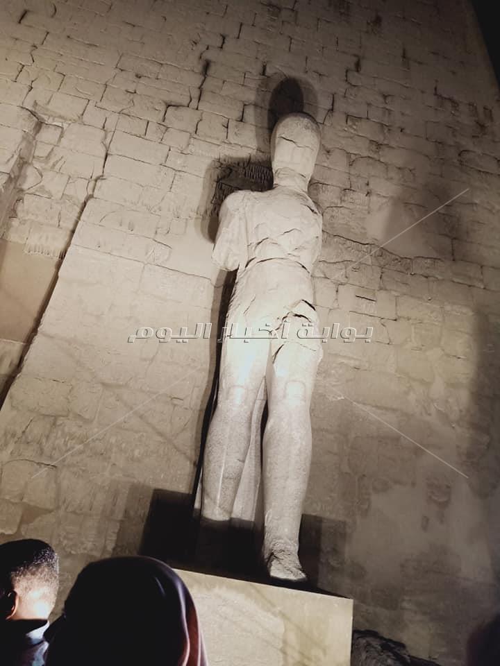 قطع تمثال امنحتب قبل ترميمه