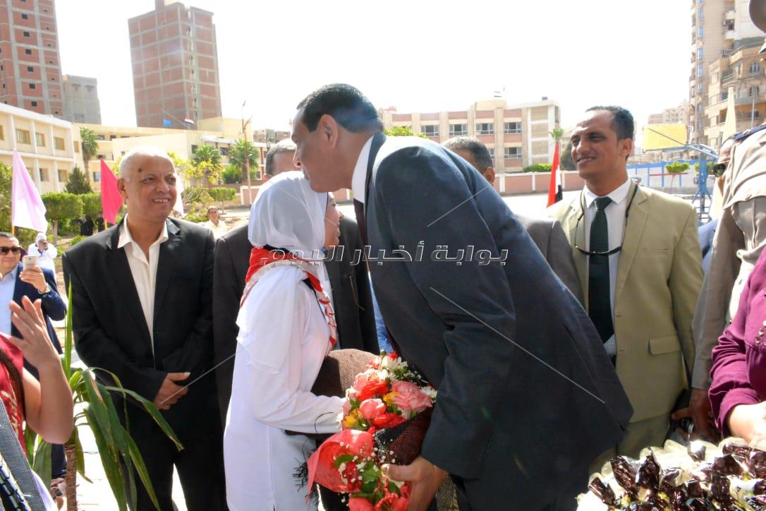  محا فظ  البحيرة يفتتح مدرستي دمنهور الرسمية لغات ومعاذ بن جبل الثانوية 