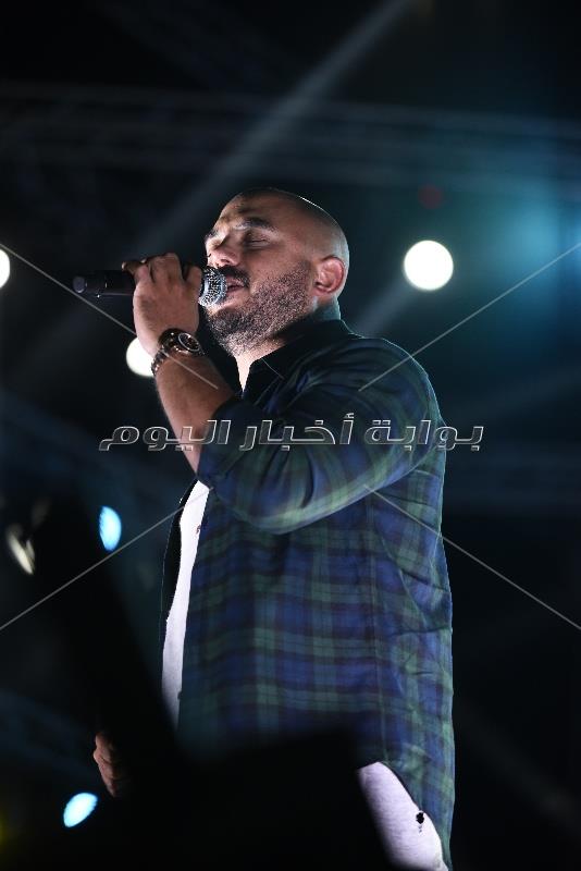 العسيلي يختتم حفل الجامعة المصرية الصينية بأجمل أغنياته