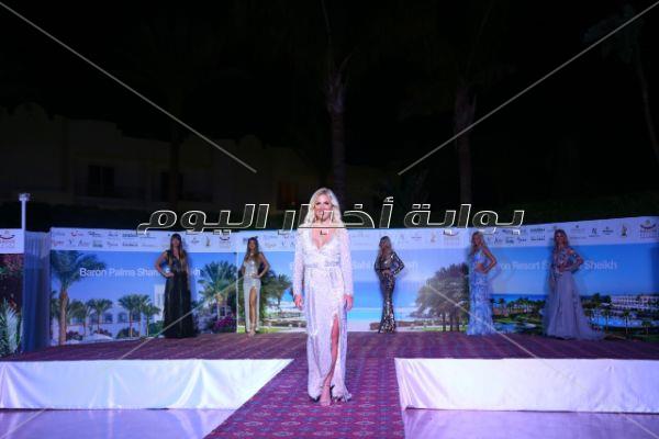 ملكات جمال بلجيكا يرفعون علم مصر في شرم الشيخ