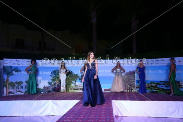 ملكات جمال بلجيكا يرفعون علم مصر في شرم الشيخ