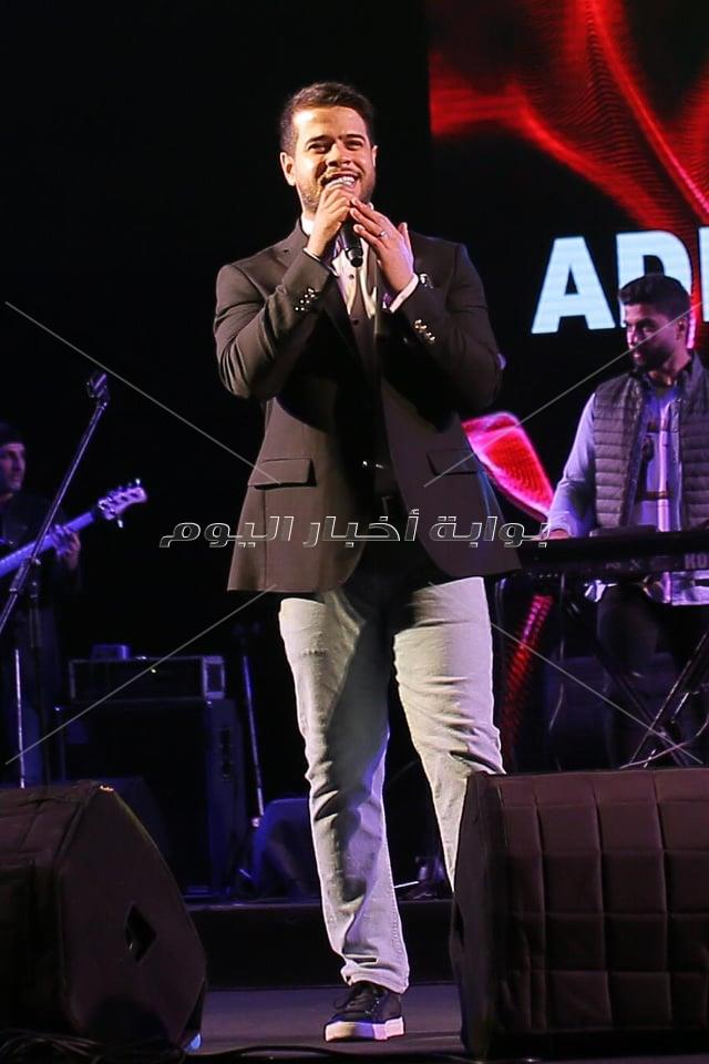 أدهم نابلسي يتألق على مسرح كايروفيستيفال.. والآلاف يرددون أغانيه