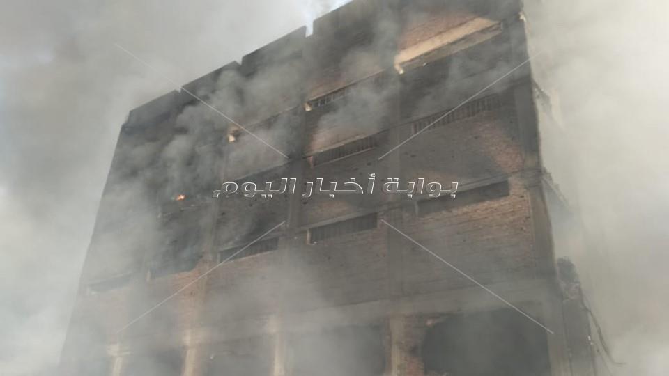 ننشر صورا من داخل «مصنع قليوب» المحترق بعد السيطرة على النيران 