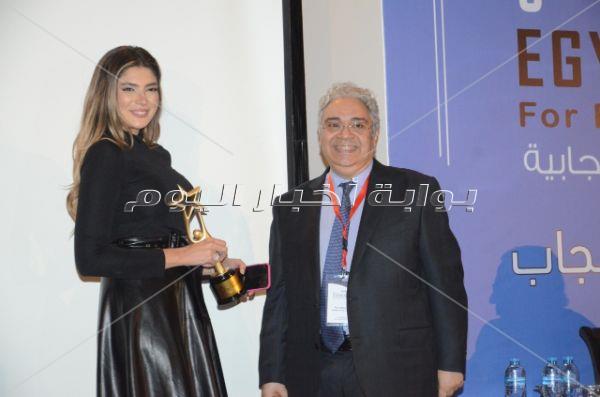 تكريم منى عبدالغني وهيدي كرم في احتفالية مبادرة مرضى السرطان