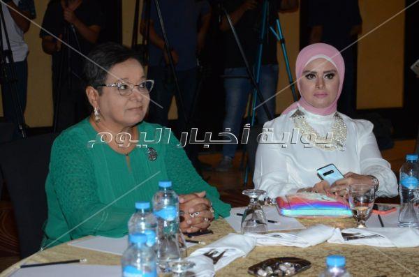 تكريم منى عبدالغني وهيدي كرم في احتفالية مبادرة مرضى السرطان