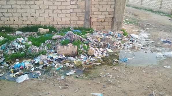 مياه الصرف والقمامة تُعيق وصول الطلبة لمدرسة في الإسكندرية