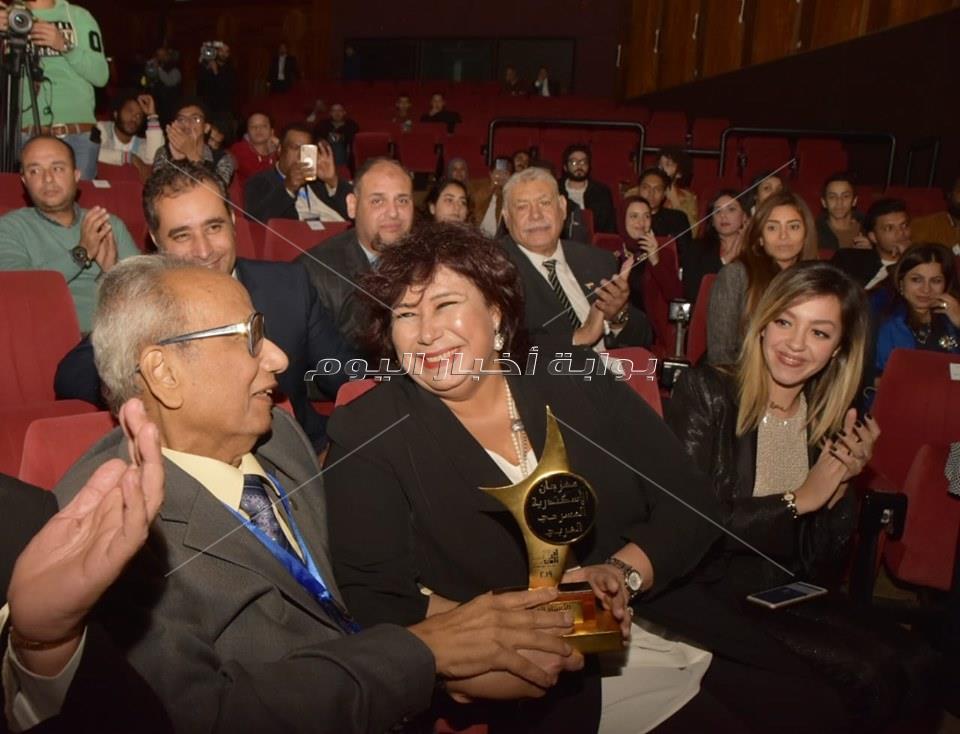 أجواء كرنفالية ولمسة وفاء في افتتاح مهرجان الإسكندرية للمسرح العربي