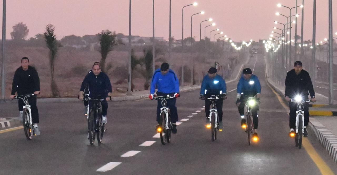 الرئيس السيسي يقوم بجولة تفقدية بالدراجة في شرم الشيخ
