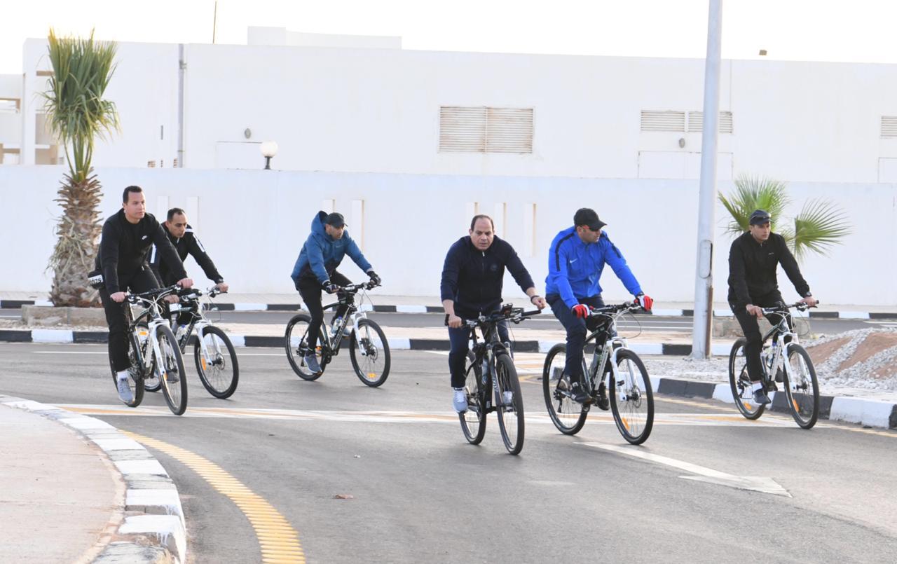 الرئيس السيسي يقوم بجولة تفقدية بالدراجة في شرم الشيخ