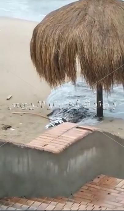 تعرف على حقيقة إلقاء الصرف الصحي بشاطئ الشاطبي في الإسكندرية