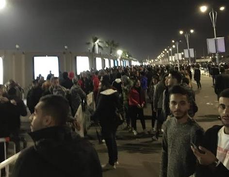 صور| توافد جماهيري على حفل تامر حسني ورامي جمال في «المنارة»