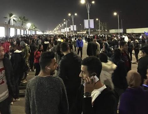 صور| توافد جماهيري على حفل تامر حسني ورامي جمال في «المنارة»