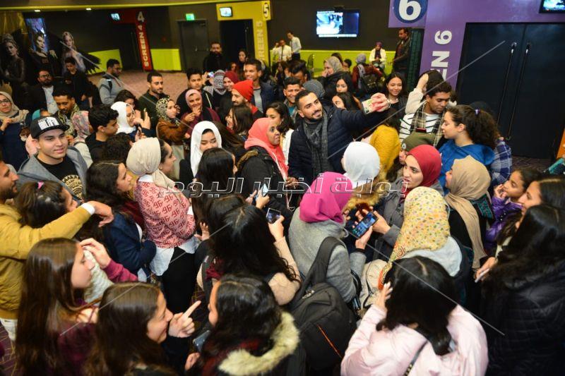 الشرنوبي وجميلة عوض ومي الغيطي يشاهدون «بنات ثانوي» مع الجمهور 