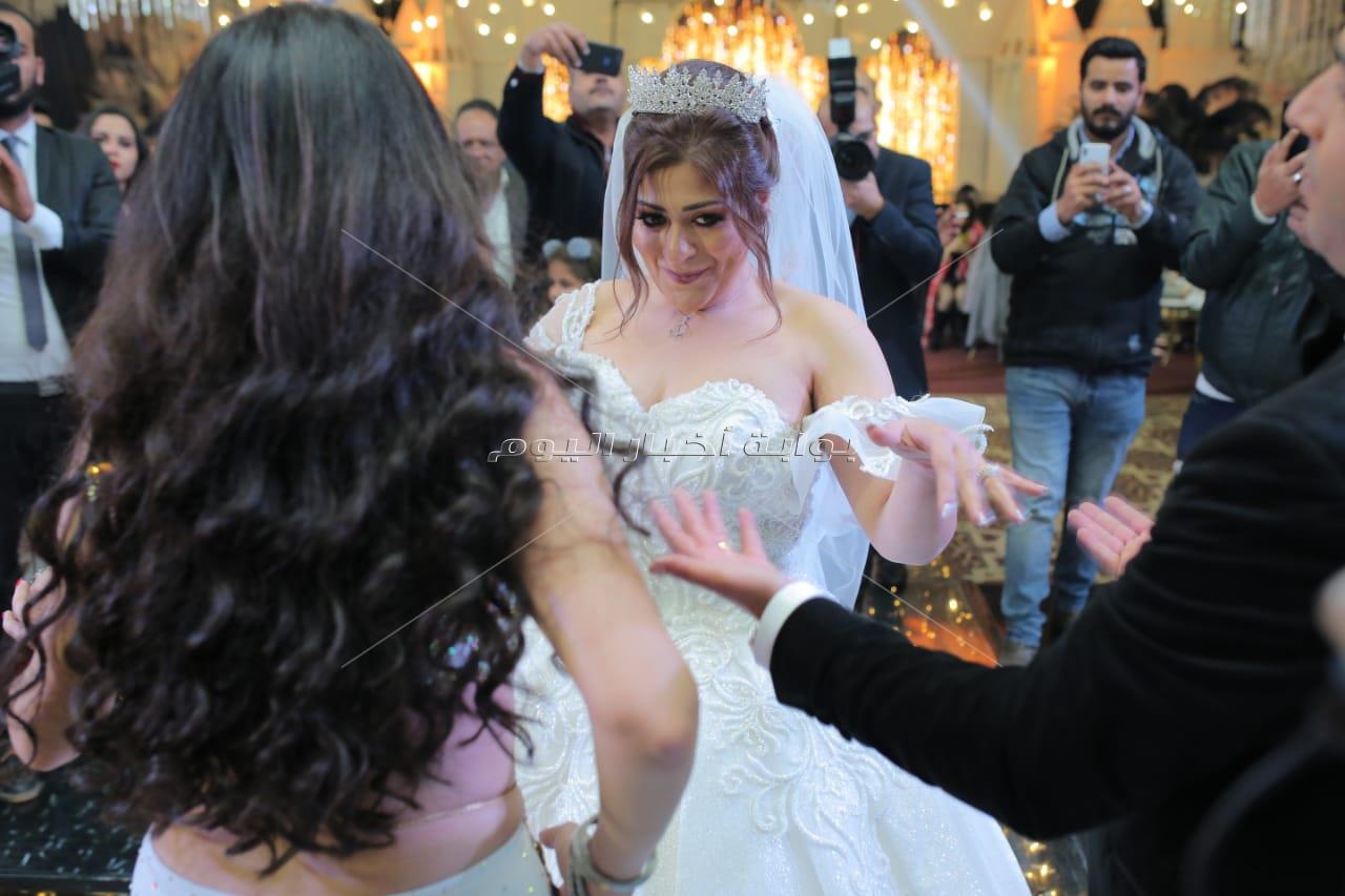  الليثي ودينا يشعلان زفاف «مينا وناردين» بحضور مشاهير الإسكندرية