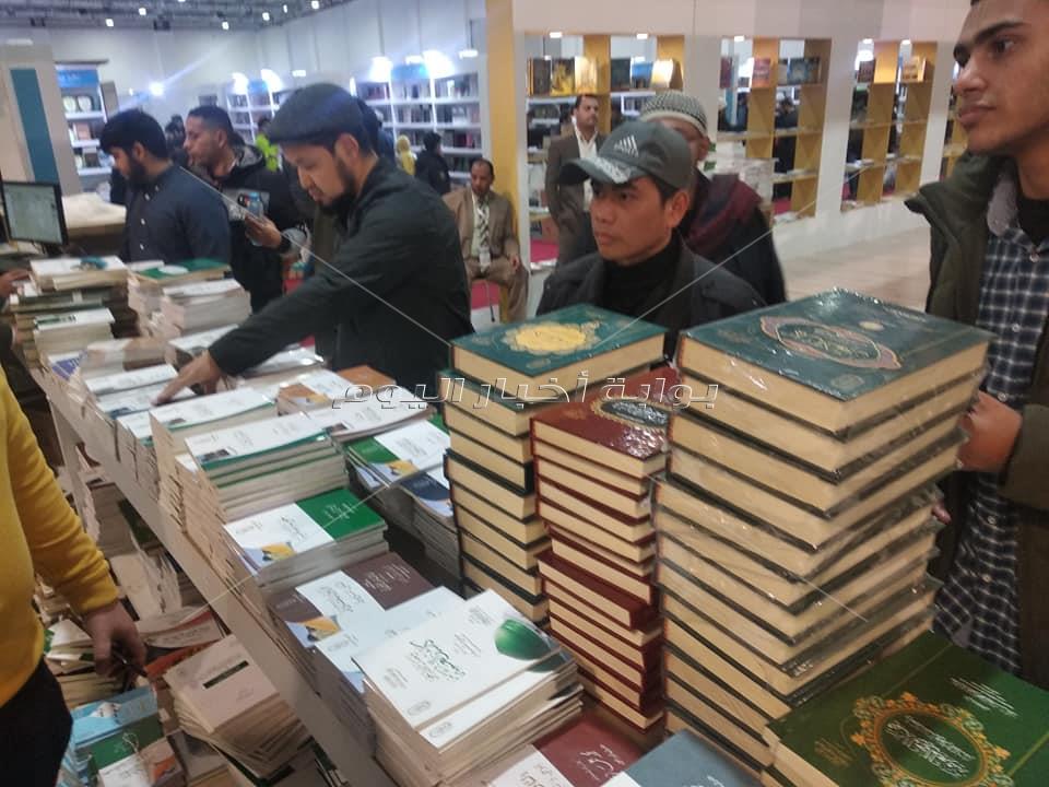  على كل شكل ولون.. معرض القاهرة الدولي للكتاب يشهد توافد الجنسيات المختلفة  