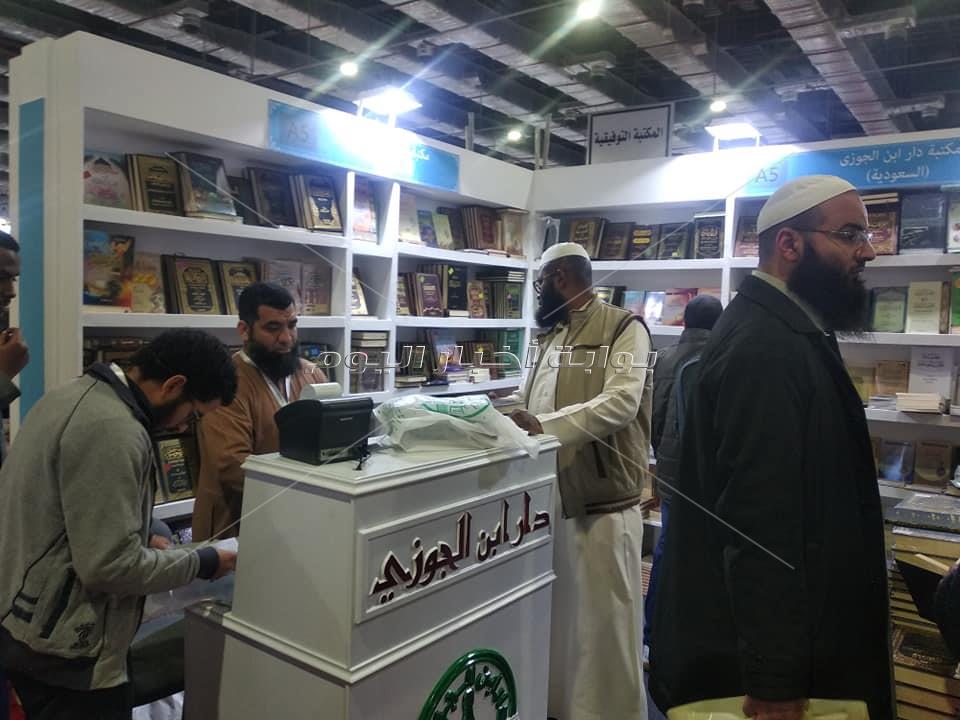  على كل شكل ولون.. معرض القاهرة الدولي للكتاب يشهد توافد الجنسيات المختلفة  