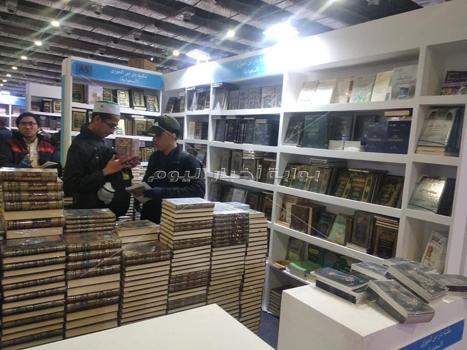  على كل شكل ولون.. معرض القاهرة الدولي للكتاب يشهد توافد الجنسيات المختلفة  