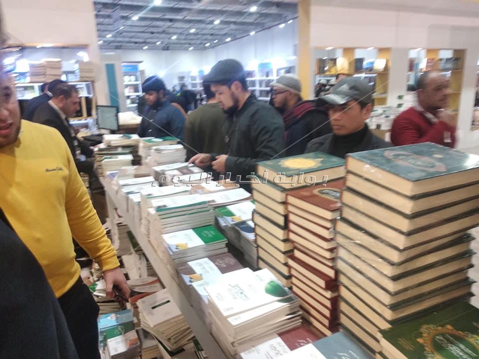  على كل شكل ولون.. معرض القاهرة الدولي للكتاب يشهد توافد الجنسيات المختلفة  