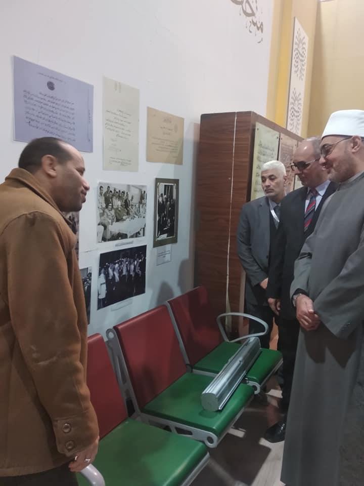 أمين البحوث الإسلامية يتعرف على تاريخ مخطوطات الأزهر بمعرض للكتاب 