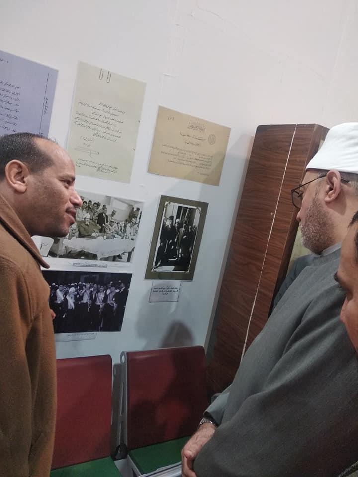 أمين البحوث الإسلامية يتعرف على تاريخ مخطوطات الأزهر بمعرض للكتاب 