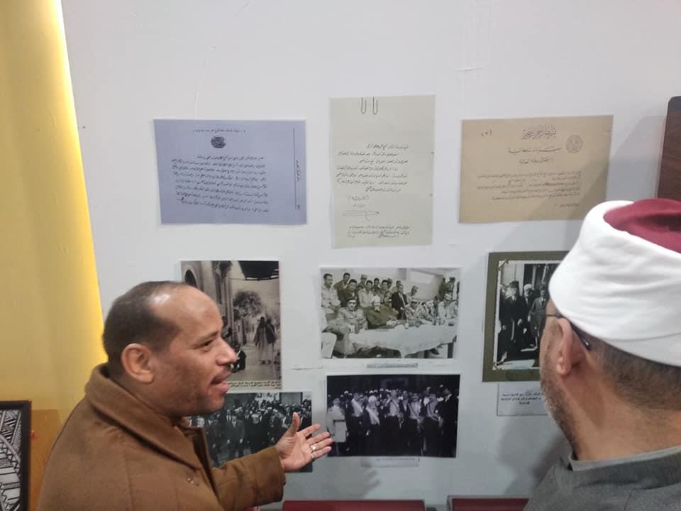 أمين البحوث الإسلامية يتعرف على تاريخ مخطوطات الأزهر بمعرض للكتاب 