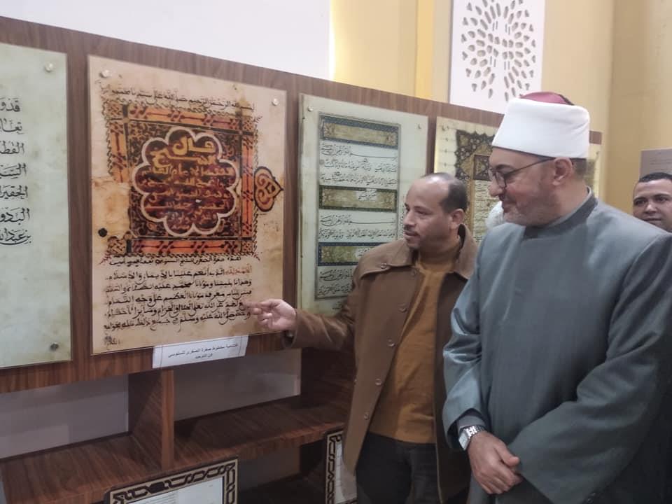 أمين البحوث الإسلامية يتعرف على تاريخ مخطوطات الأزهر بمعرض للكتاب 