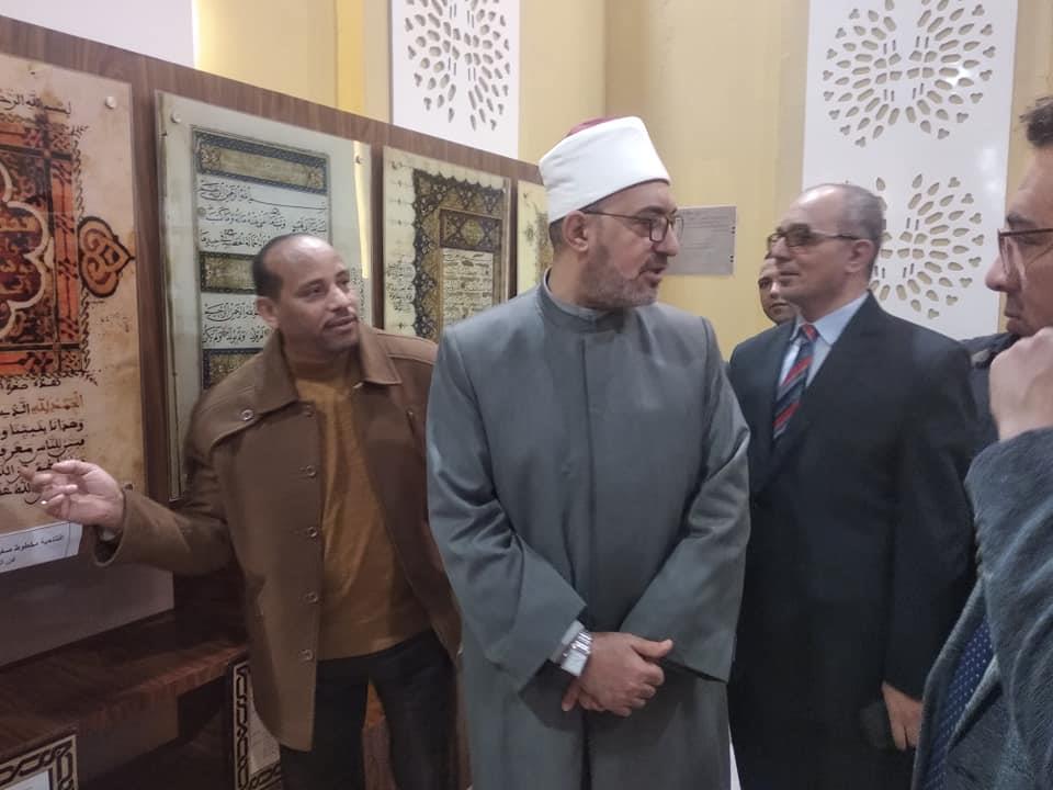 أمين البحوث الإسلامية يتعرف على تاريخ مخطوطات الأزهر بمعرض للكتاب 