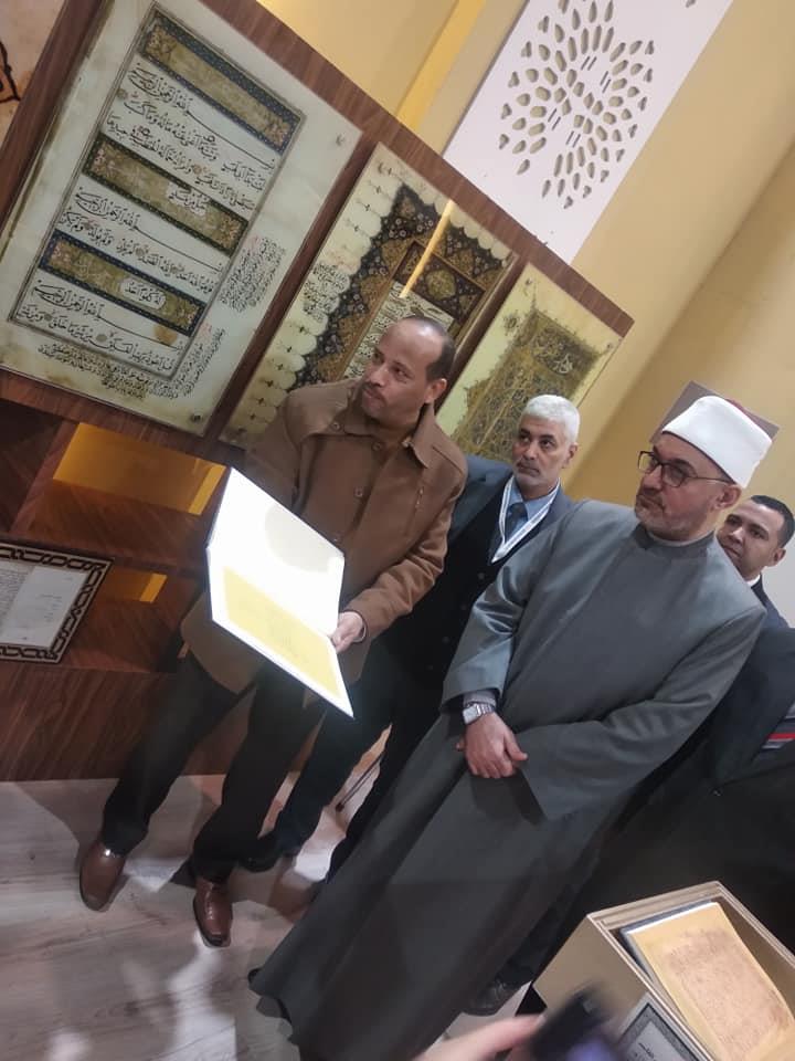 أمين البحوث الإسلامية يتعرف على تاريخ مخطوطات الأزهر بمعرض للكتاب 