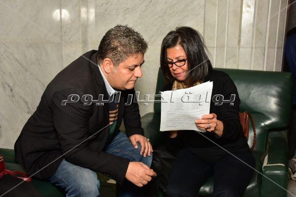 محمود حميدة وصناع مهرجان الأقصر يحتفلون بعيد ميلاد يوسف شاهين