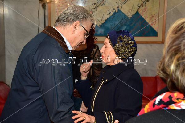  محمود حميدة وصناع مهرجان الأقصر يحتفلون بعيد ميلاد يوسف شاهين