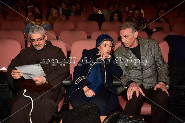  محمود حميدة وصناع مهرجان الأقصر يحتفلون بعيد ميلاد يوسف شاهين