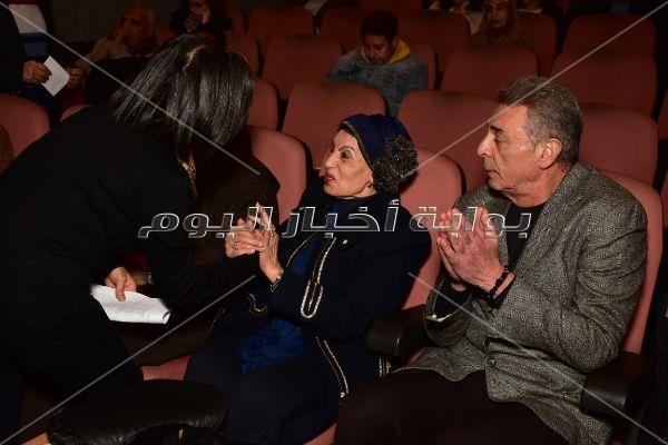  محمود حميدة وصناع مهرجان الأقصر يحتفلون بعيد ميلاد يوسف شاهين
