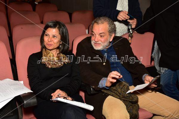  محمود حميدة وصناع مهرجان الأقصر يحتفلون بعيد ميلاد يوسف شاهين