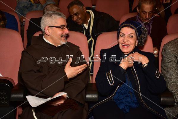  محمود حميدة وصناع مهرجان الأقصر يحتفلون بعيد ميلاد يوسف شاهين