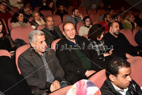  محمود حميدة وصناع مهرجان الأقصر يحتفلون بعيد ميلاد يوسف شاهين