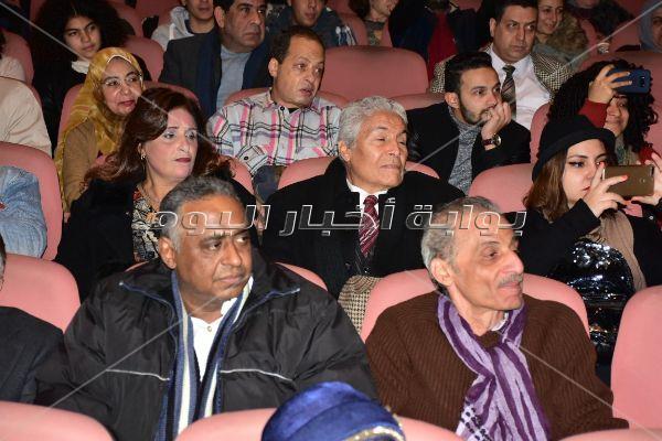  محمود حميدة وصناع مهرجان الأقصر يحتفلون بعيد ميلاد يوسف شاهين