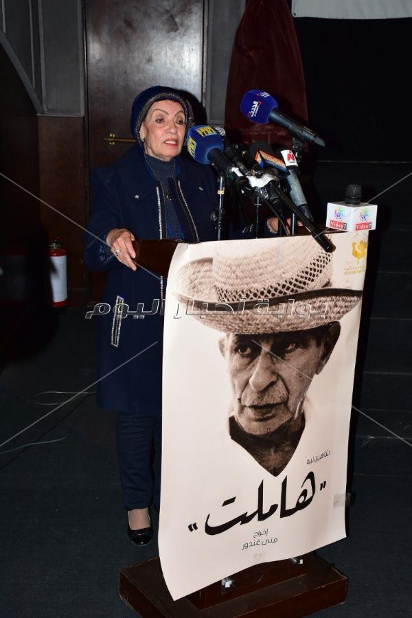  محمود حميدة وصناع مهرجان الأقصر يحتفلون بعيد ميلاد يوسف شاهين