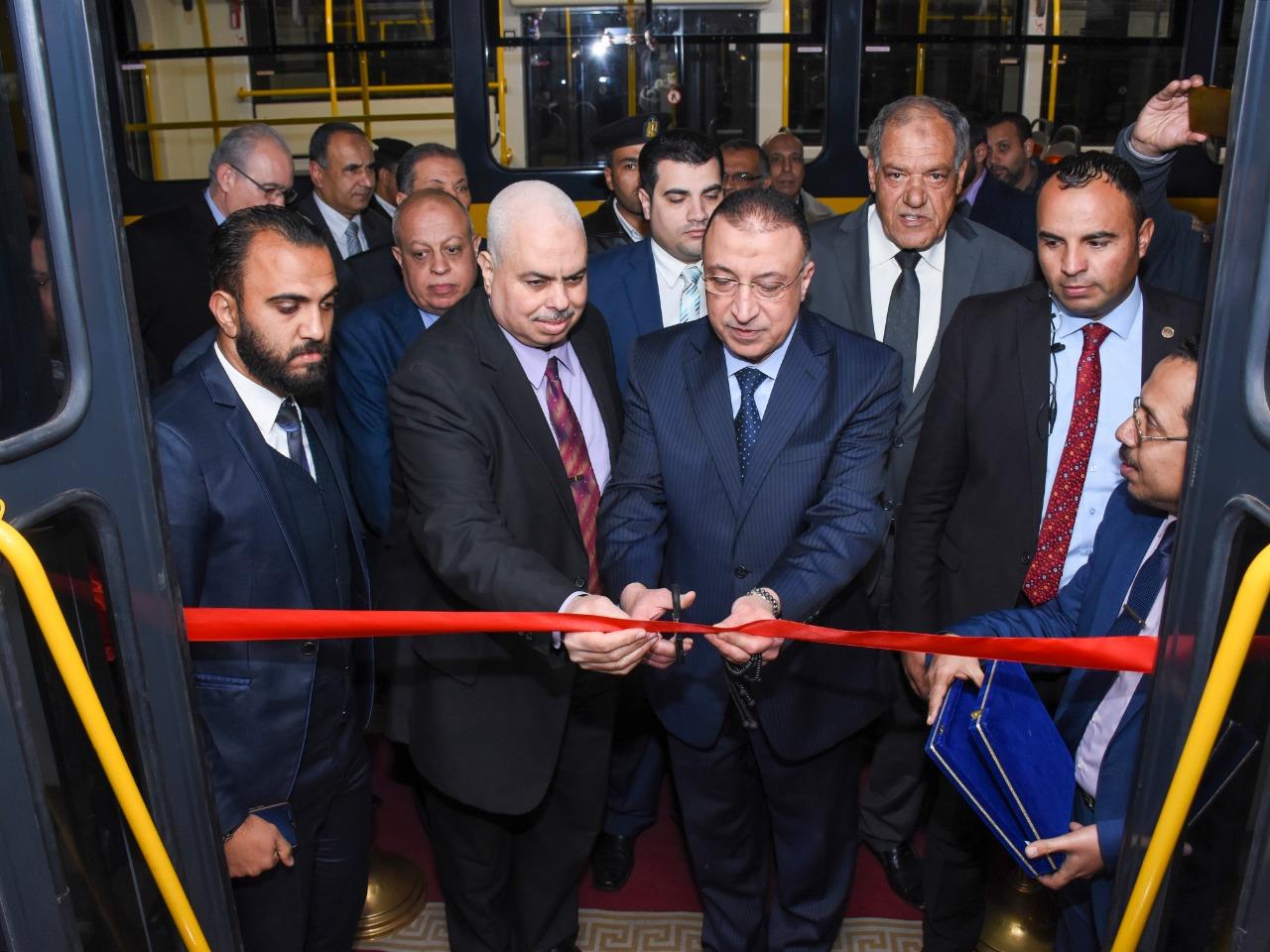 محافظ الإسكندرية يدشن 4 عربات ترام حديثة لبدء تشغيلها وتحسين الخدمة