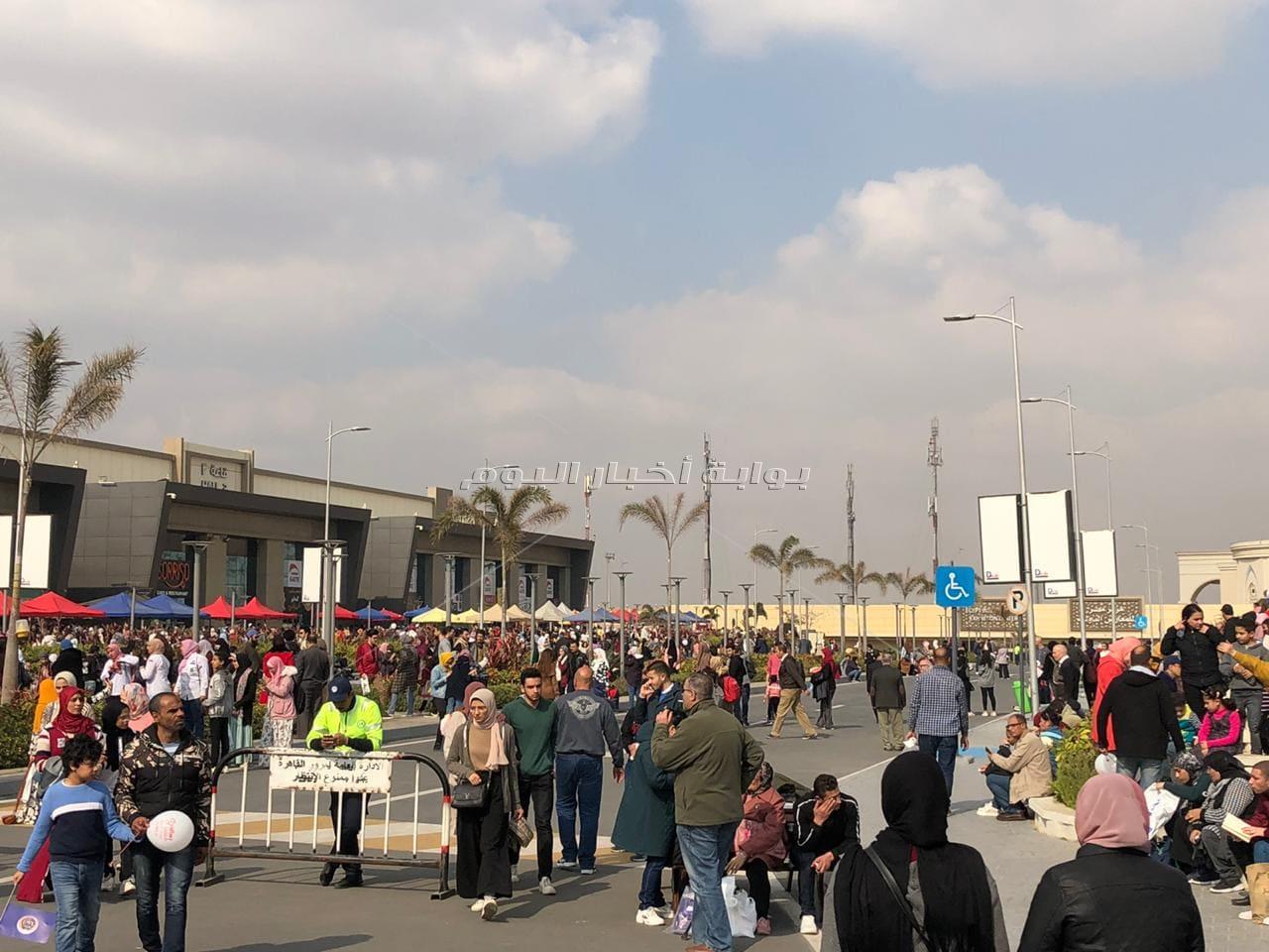 مذيعو إينرجي وسط جمهور معرض الكتاب