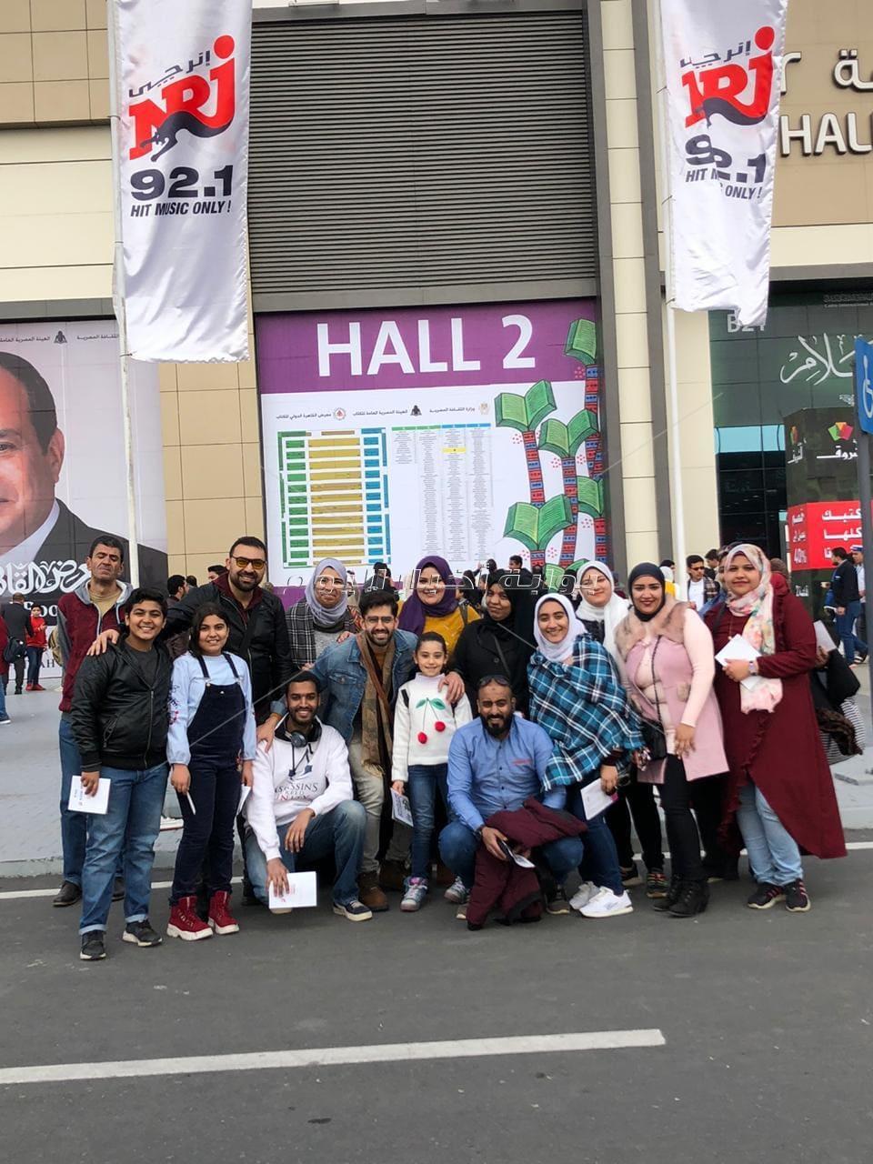 مذيعو إينرجي وسط جمهور معرض الكتاب