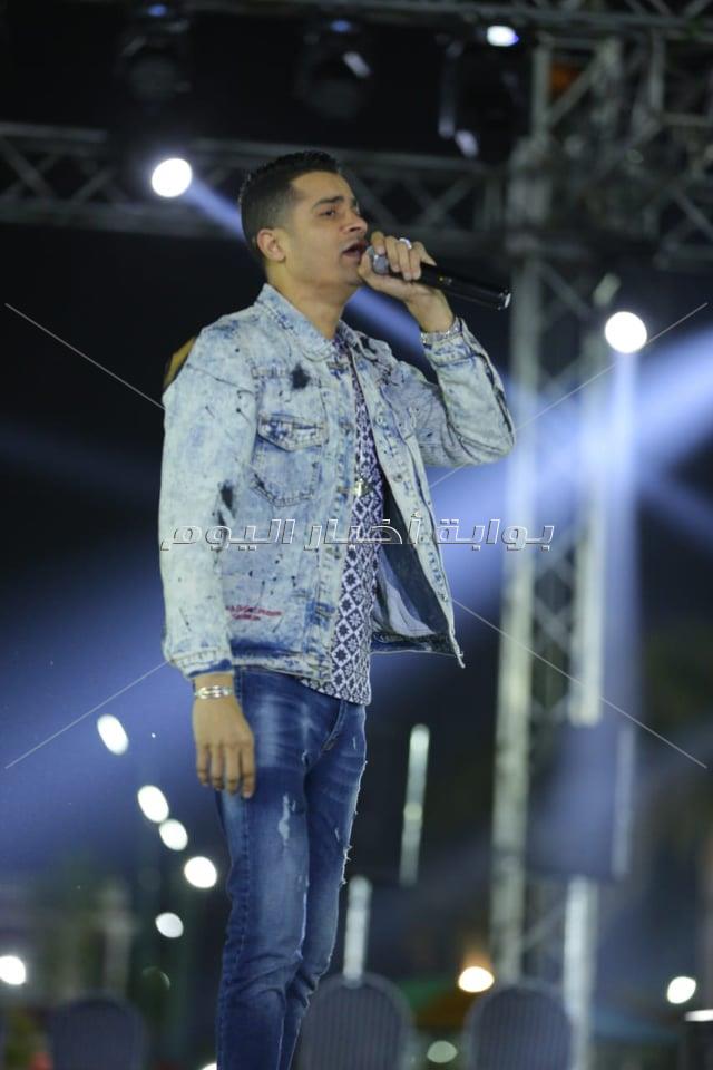 حسن شاكوش يُشعل حفل عيد الحب
